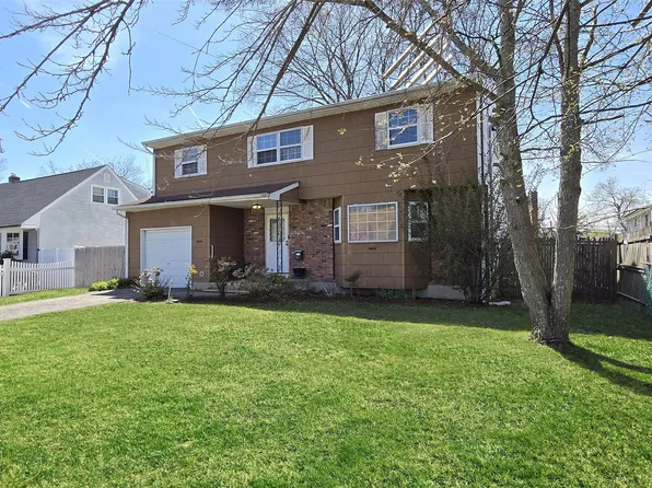 80 Lakewood Avenue, Lake Ronkonkoma, NY 11779