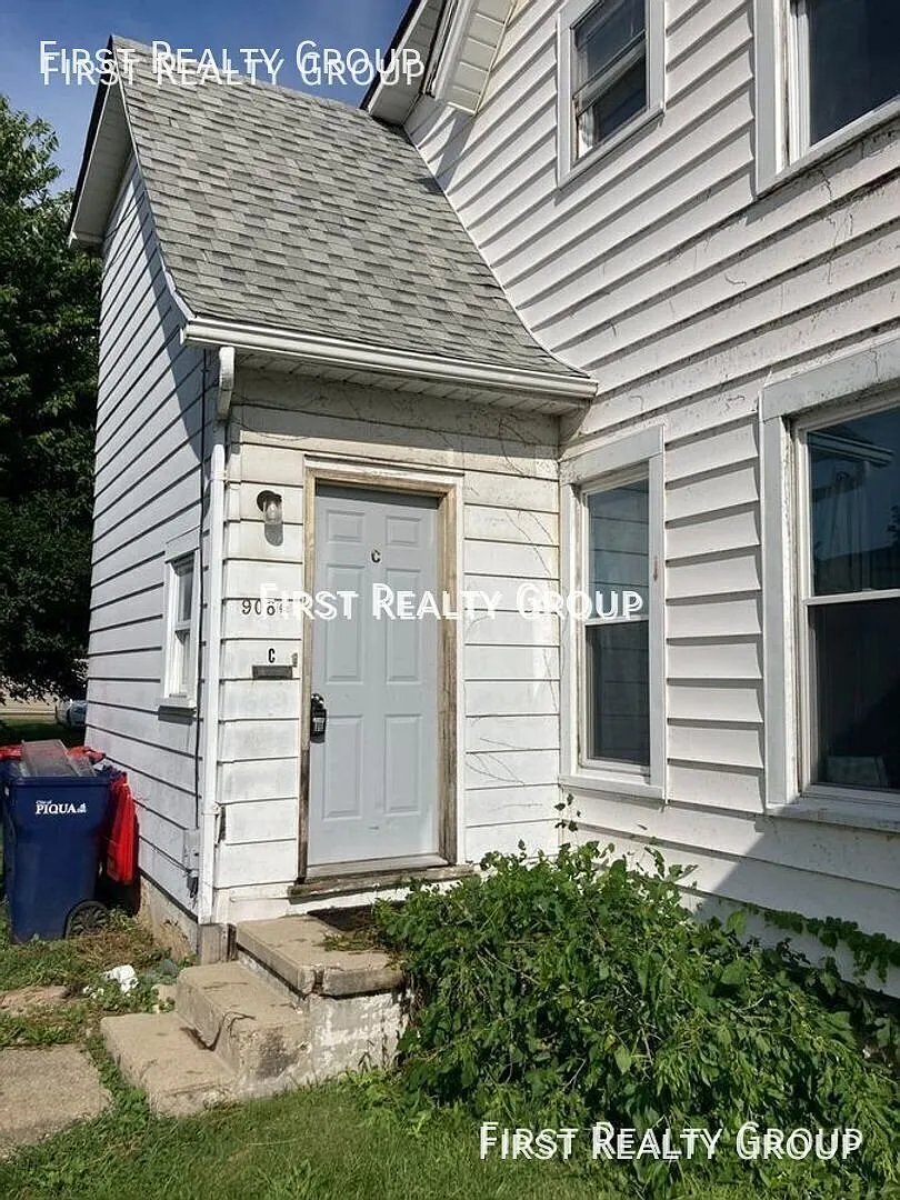 2 Bedroom, 1 Bath Upstairs Apartment, Move in Ready! — Photo 2