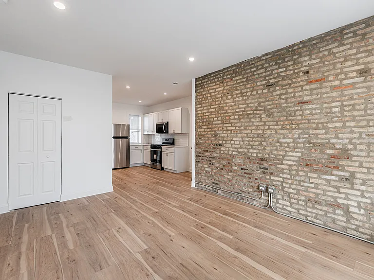 2109 N Hamlin Ave #1F — Photo 4