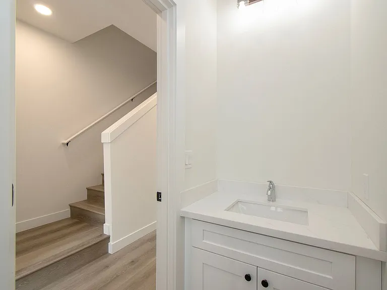 1104 W Lauridsen Blvd #1-4 — Photo 20