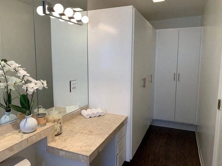 Lindbrook Manor Apartments bathroom