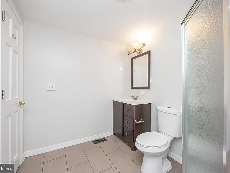 206 E Cross St — Photo 22