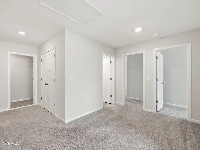 105 Village Dr — Photo 42