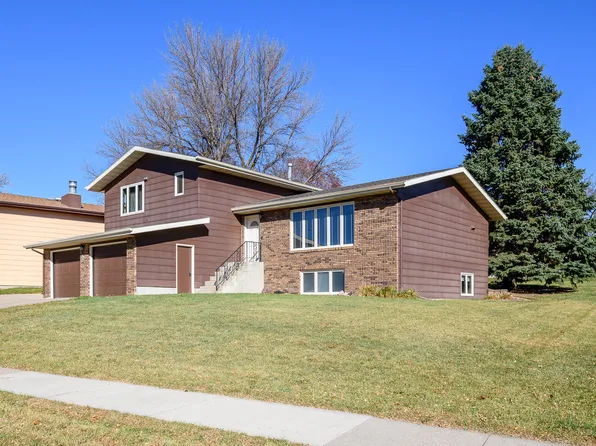 2023 Grimsrud Dr, Bismarck, ND 58501