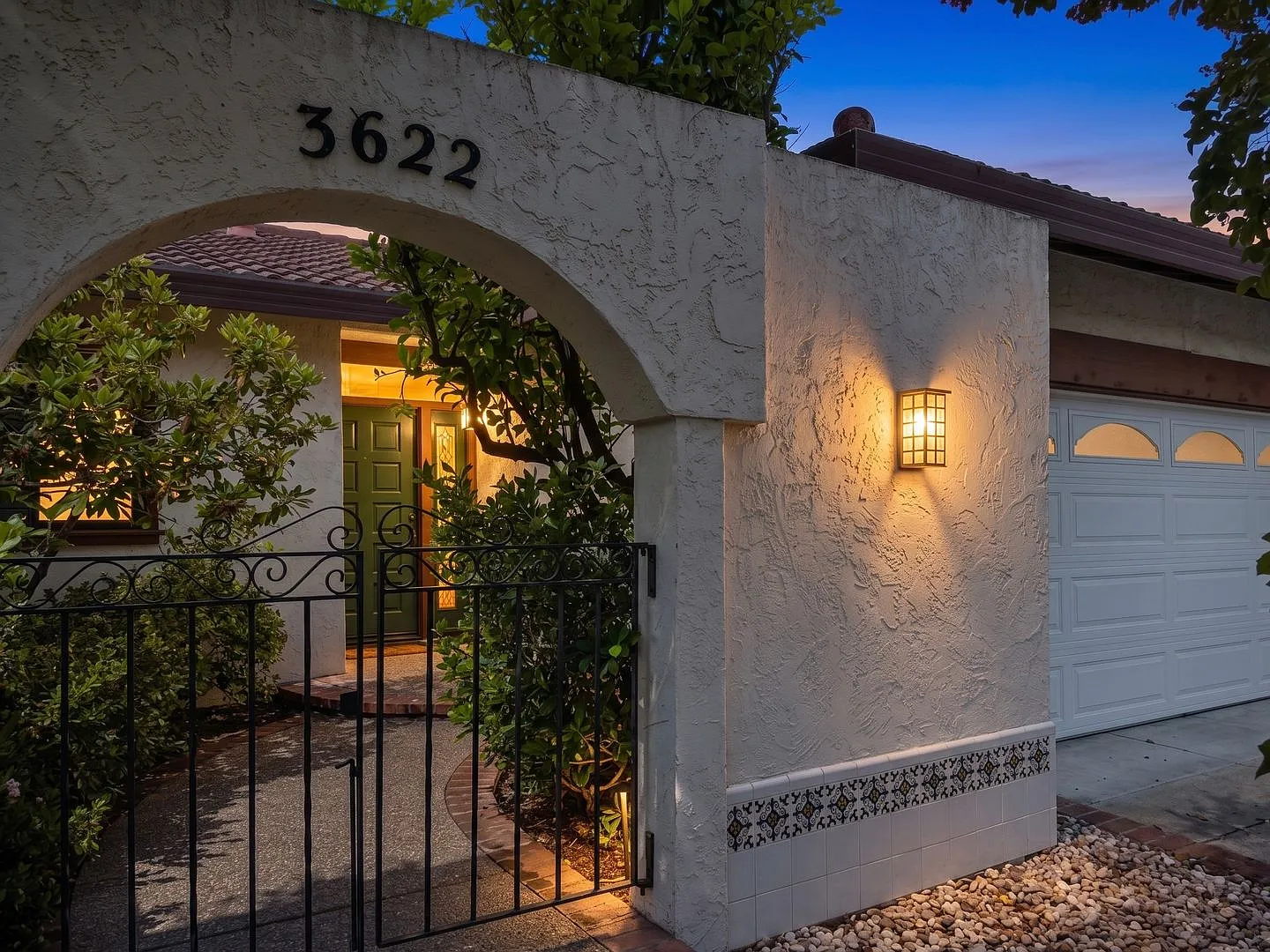 Fabulous 4 bedroom single level home w/pool in the Woodlands neighborhood! — Photo 2