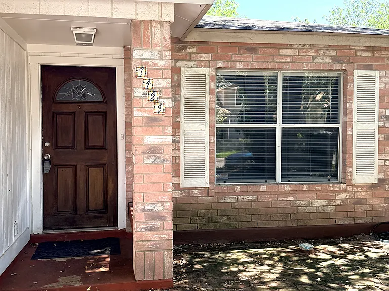 7423 Corian Park Dr — Photo 2