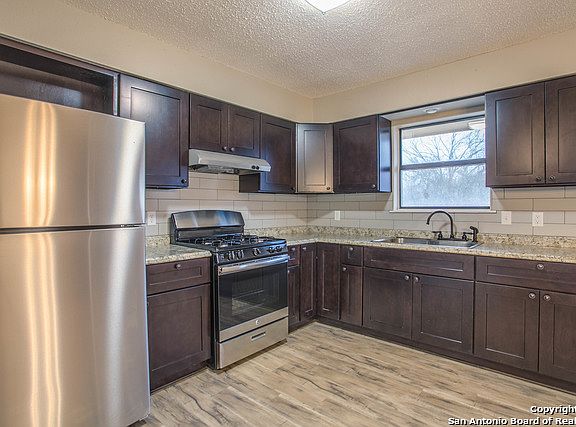 4th image of 1422 Longbranch Dr