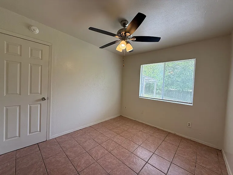 1109 Village Green Dr — Photo 15