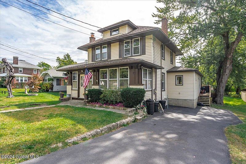 2nd image of 16 Hillview Avenue