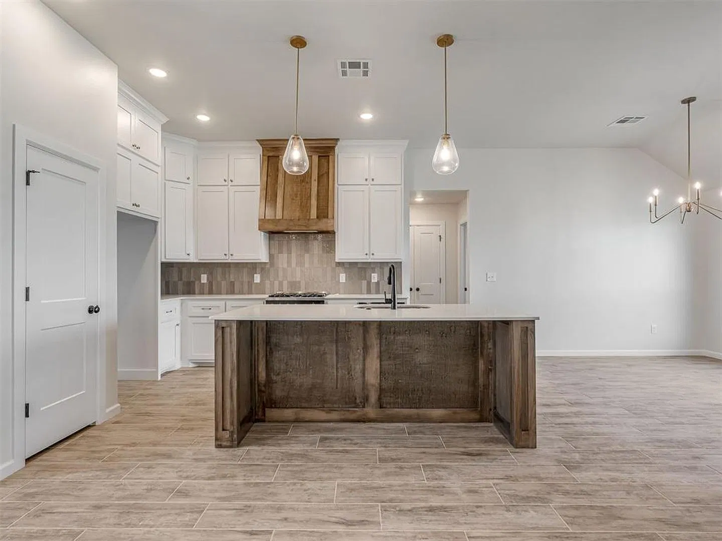 Brand New Home In Mustang! — Photo 4