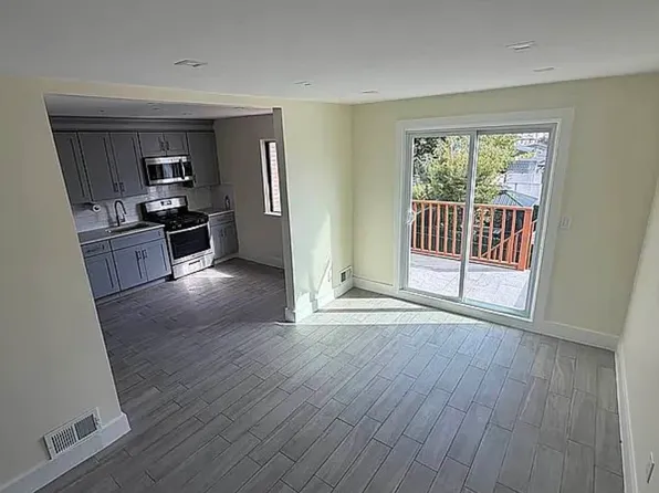 4004 Victory Boulevard image 4 of 14