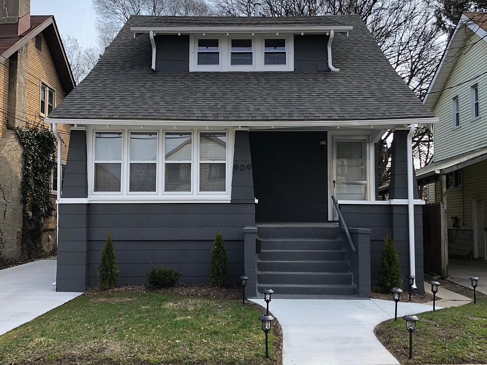 1917 Updated Craftsman Home on Quiet Street 1 Block from Mai