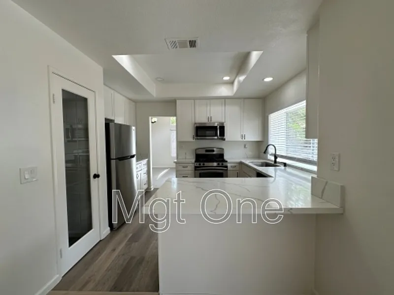 4 bed, 3.5 bath, 2007 sqft, $3,300 — Photo 2