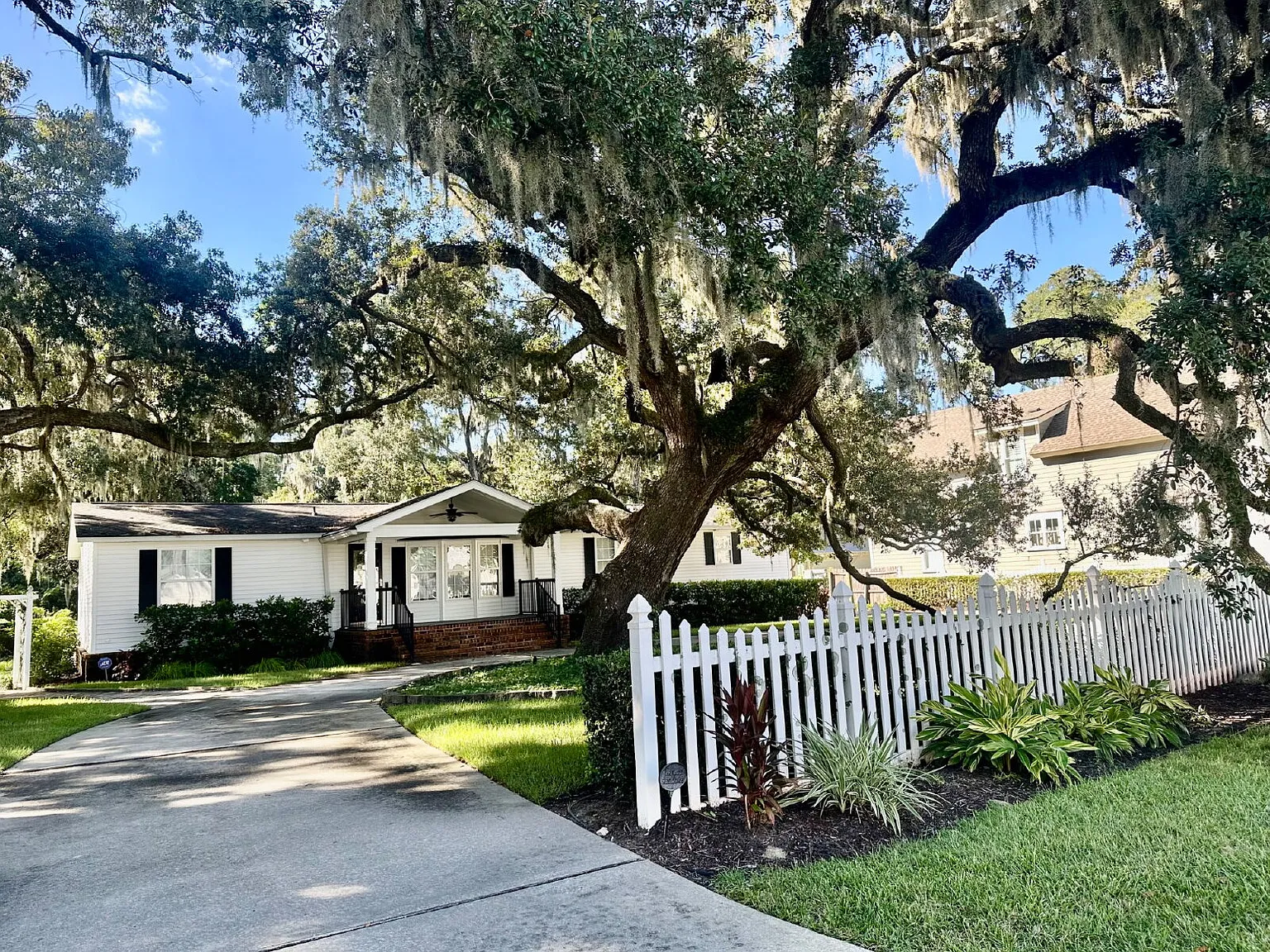 3 bed, 2.0 bath, 1876 sqft, $3,995 — Photo 2