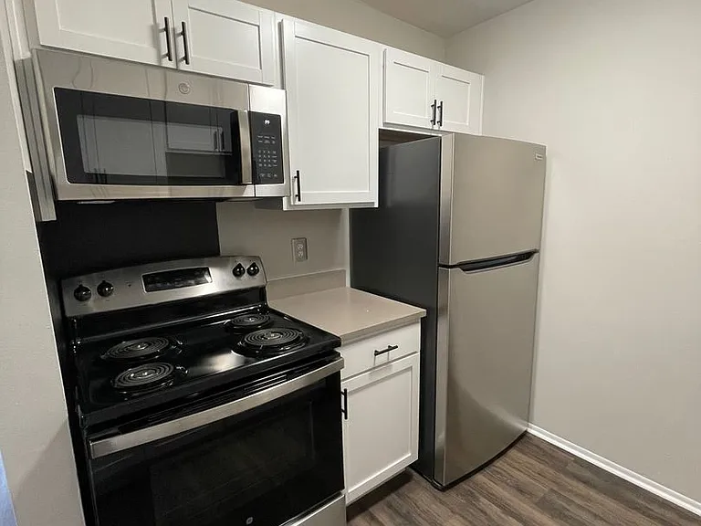 333 Marshall Apartments — Photo 19