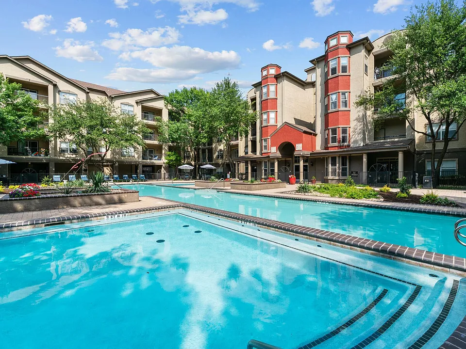 Inwood on the Park apartments community photo