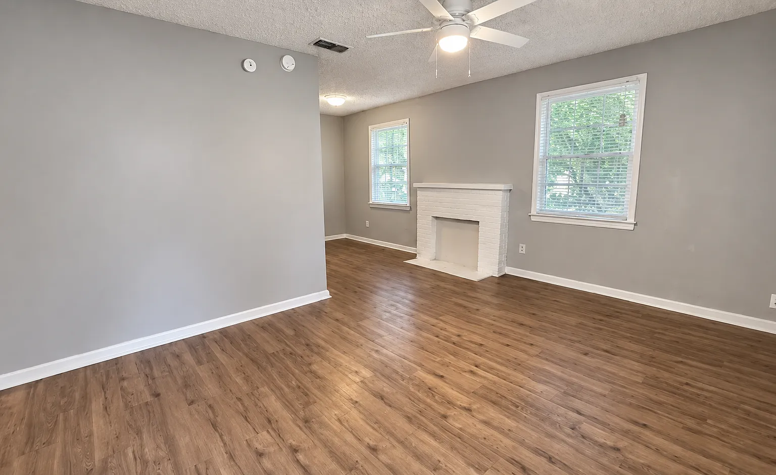 3 bed, 932 sqft, $1,250 — Photo 2