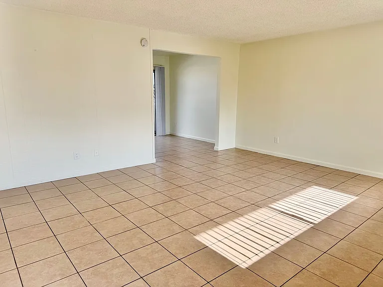 Westgate Villa Apartments — Photo 5
