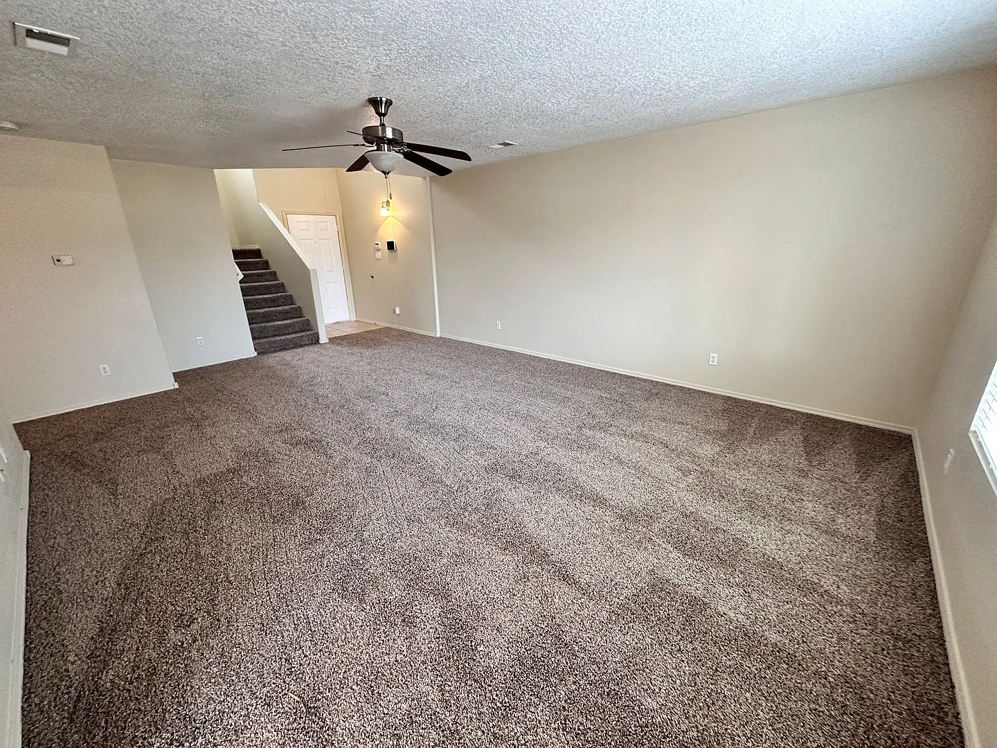 3 bed 2.5 Bath in Huning Ranch — Photo 4