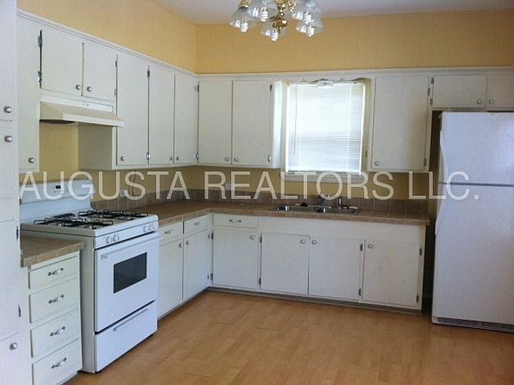 4th image of 1157 Peach St