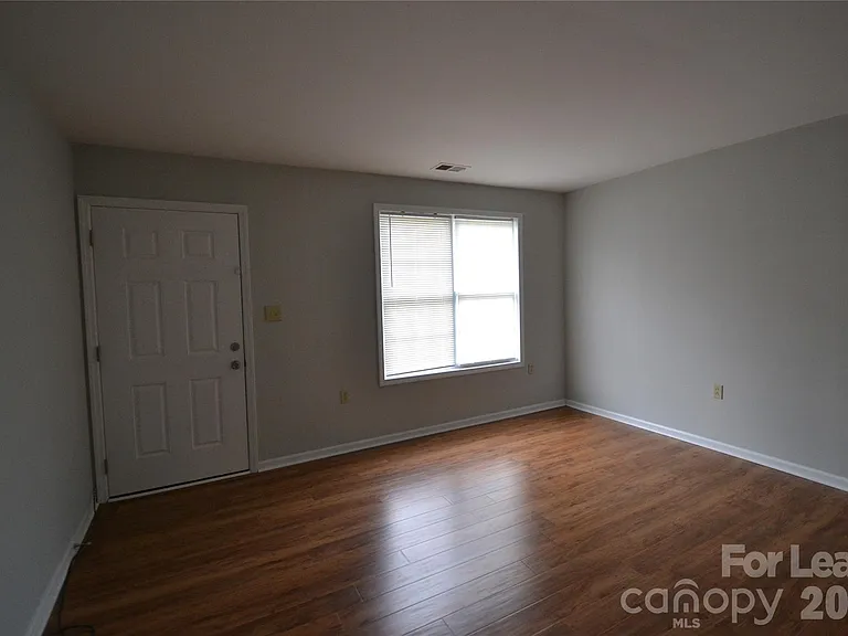 924 Junius St — Photo 4