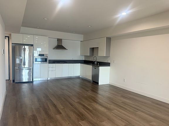 2nd image of 900 S Kenmore Ave #505