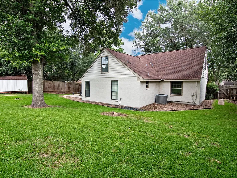 2410 Valley Dr — Photo 16