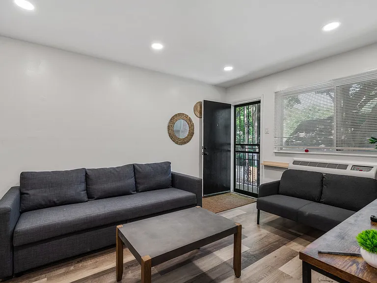 Gorgeous Renovated 1 & 2 Bedroom Apartment @ 1512 Court — Photo 6