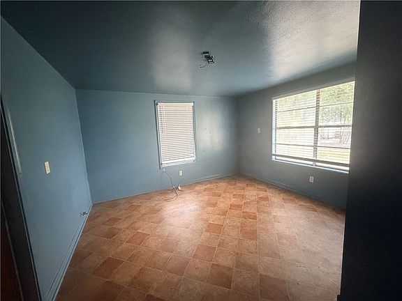 5th image of 809 Loma St
