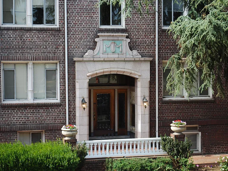 123 Bay Pl #108 — Photo 9