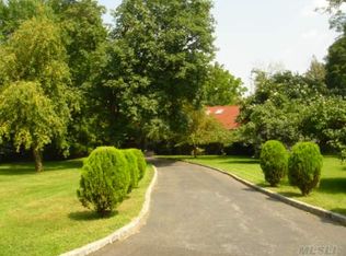 11 Foxwood Rd, Great Neck, NY 11024