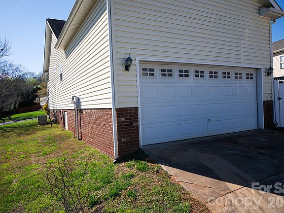 5th image of 1009 Preston Dr