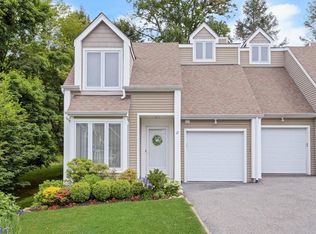 17 Spring Pond Dr, Ossining, NY 10562