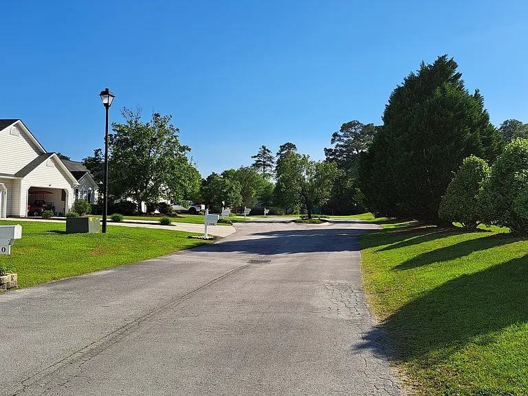 Beautiful neighborhood. Dead end street. Easy and fast access to the back gate of MCAS Cherry Point.