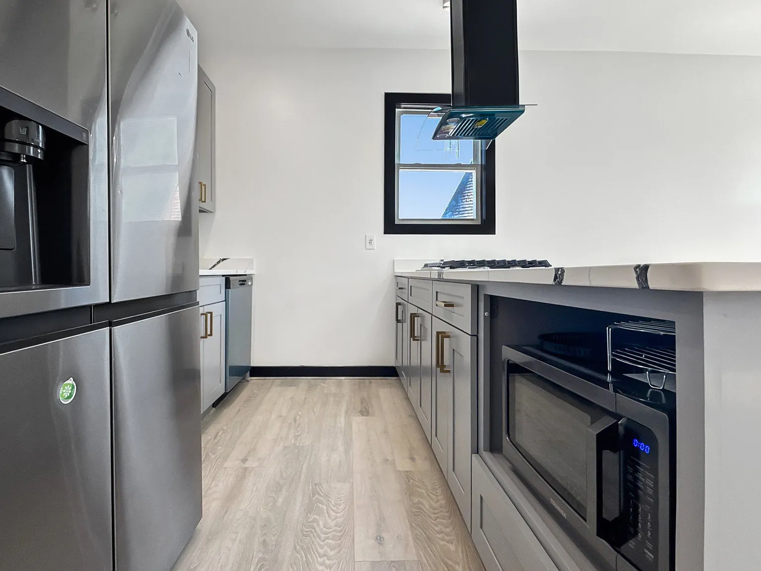Spacious 2BR/2BA Apartment with Modern Finishes — Photo 2