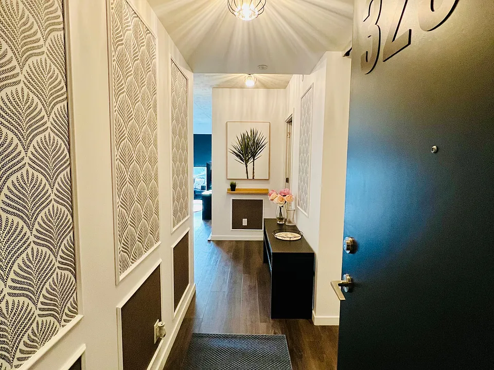 7 Smith Cres #323