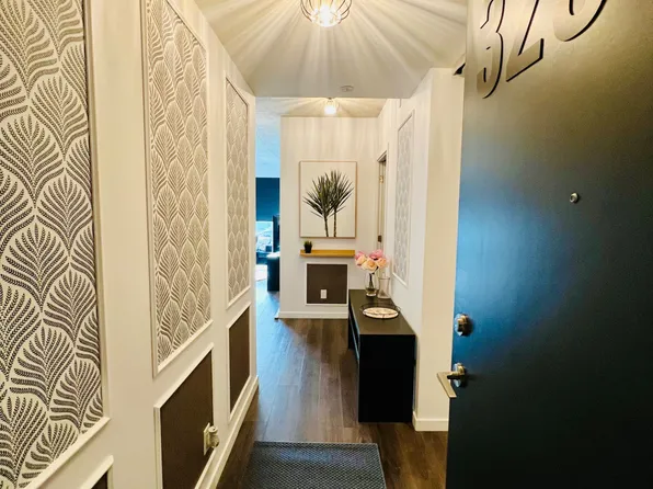 7 Smith Cres #323, Toronto, ON M8Z 0G3