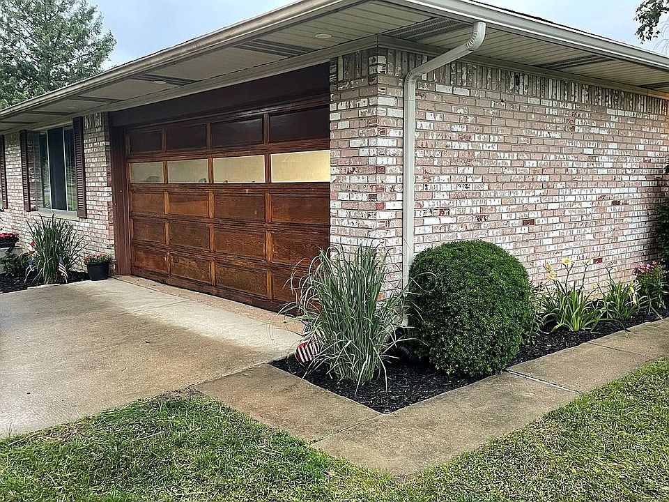 2nd image of 2441 Valley Ln