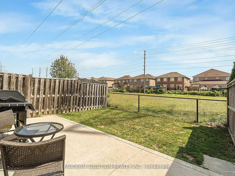 67 Roundstone Dr — Photo 32