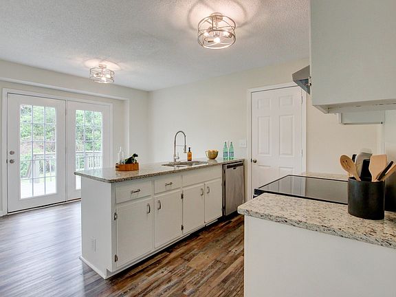 5th image of 563 Danielle Dr