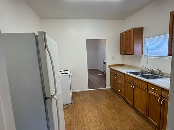 2nd image of 319 N Shasta St