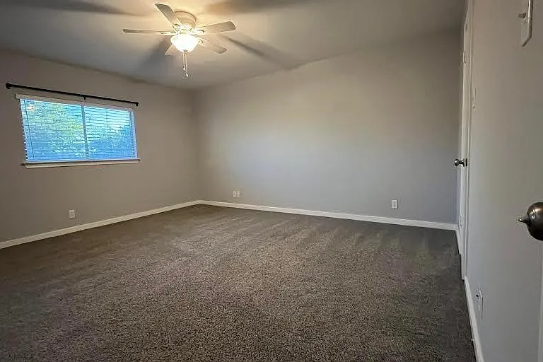 Master bedroom - view at entry door