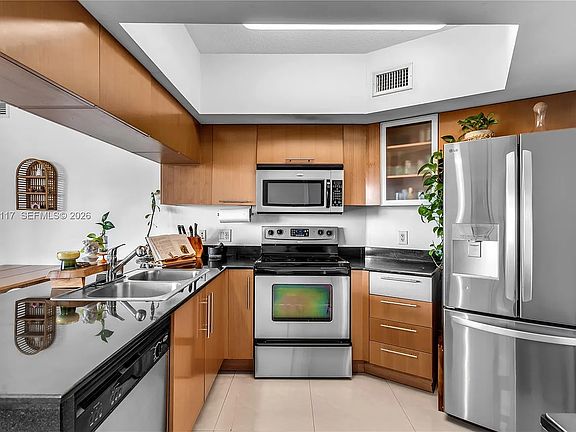 5th image of 1750 N Bayshore Dr APT 1815