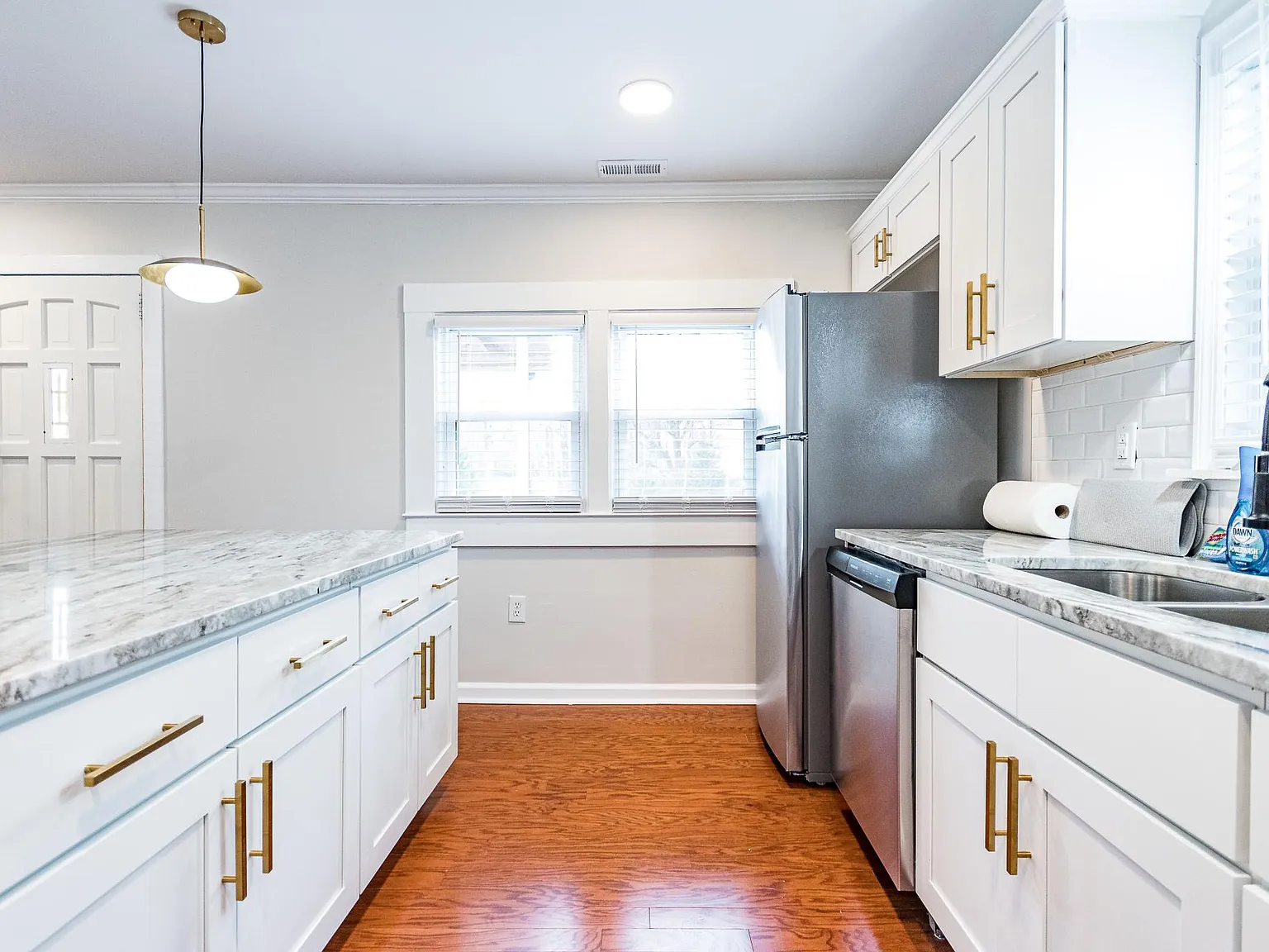 110 Jordan Ln — Photo 4