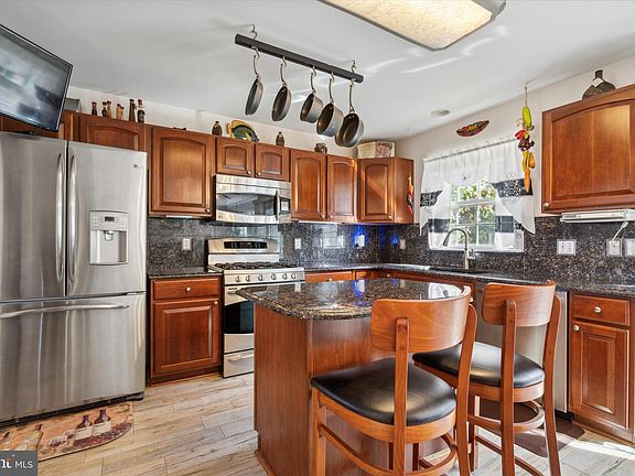 5th image of 8107 Meadowbrook Dr