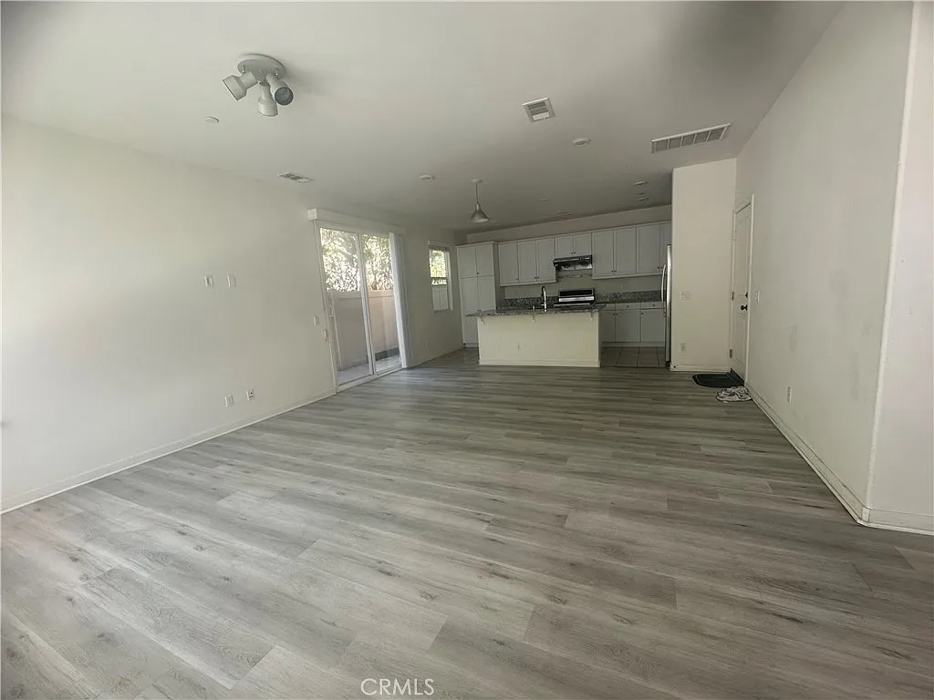 4 bed, 2115 sqft, $4,600 — Photo 3