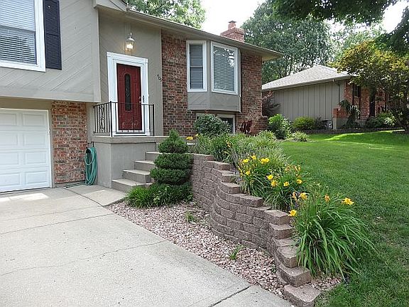 2nd image of 409 NE Stonewall Dr