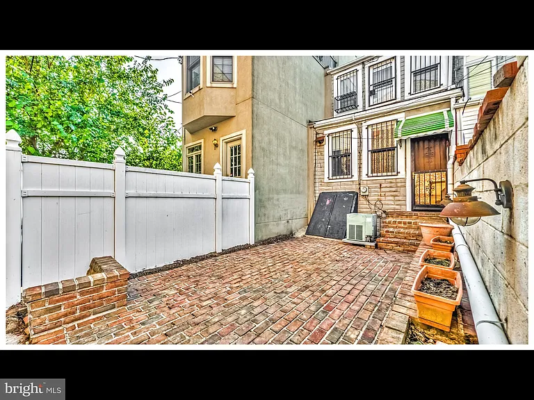 1209 S Ellwood Ave — Photo 30