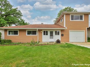 4 Timber Trl, Streamwood, IL 60107