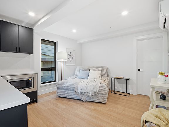 5th image of 218B 21st Ave E
